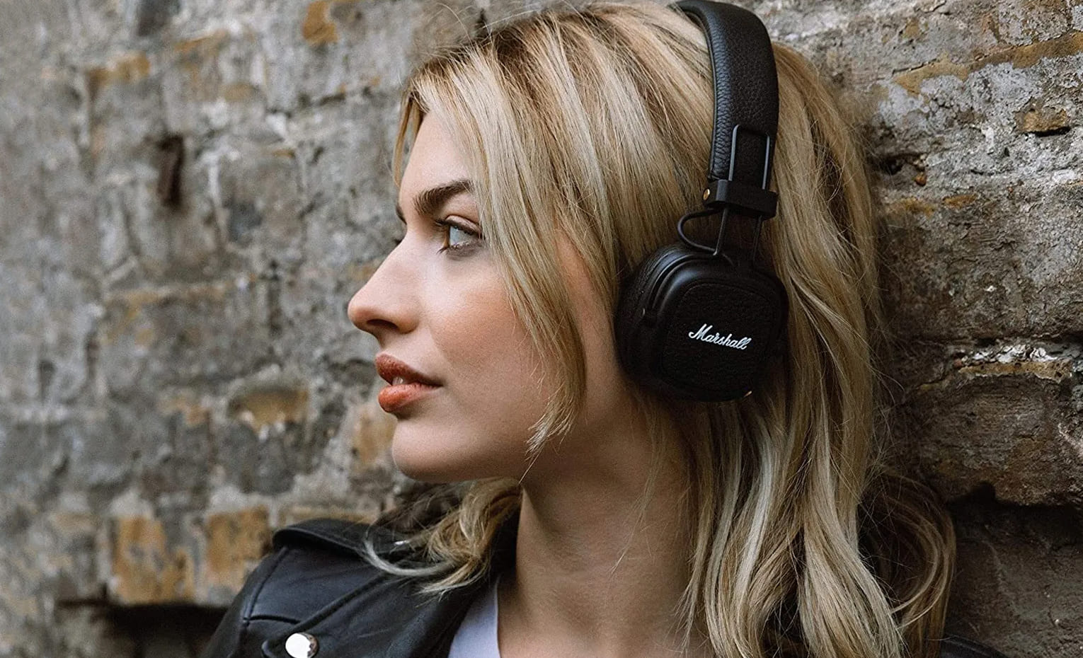 انتخاب هدفون مناسب برای هدیه | Choosing the right headphones for a gift انتخاب هدفون مناسب برای هدیه | Choosing the right headphones for a gift