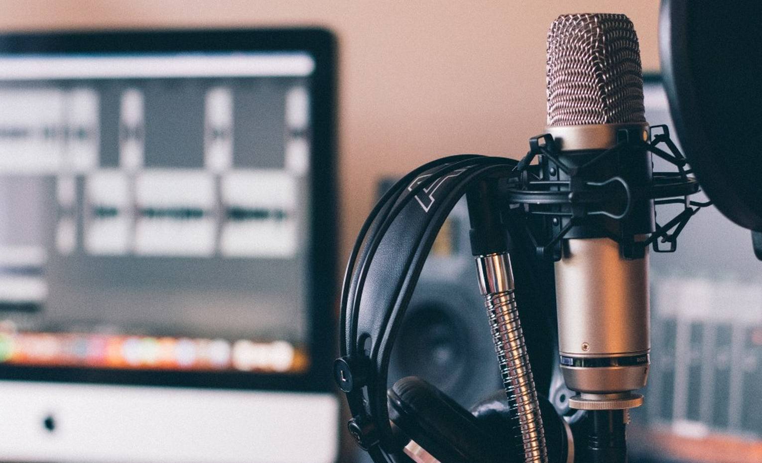 5 فاکتور مهم در خرید میکروفون میکروفون و هدفون مقابل نمایشگر تدوین صدا