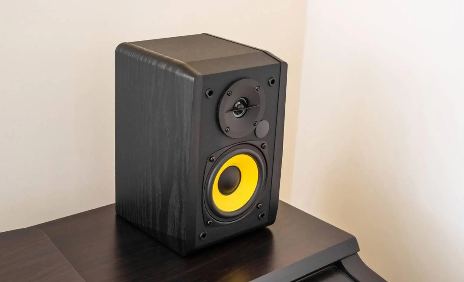 مقایسه اسپیکر هارمن کاردن Aura Studio 4 با ادیفایر R1010BT مقایسه اسپیکر هارمن کاردن Aura Studio 4 با ادیفایر R1010BT