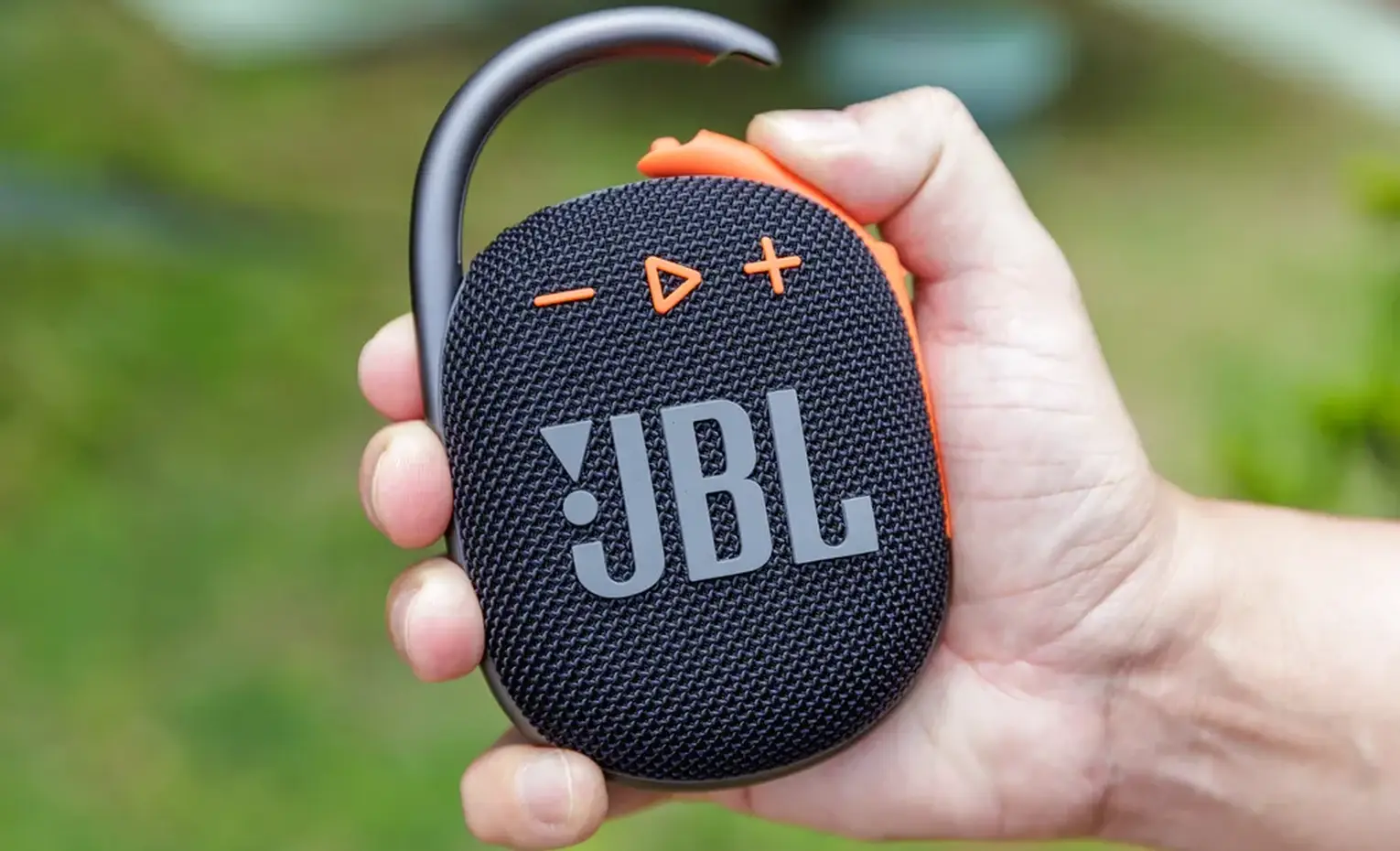 مقایسه اسپیکر JBL Clip 5 با ادیفایر MP100 Plus مقایسه اسپیکر JBL Clip 5 با ادیفایر MP100 Plus