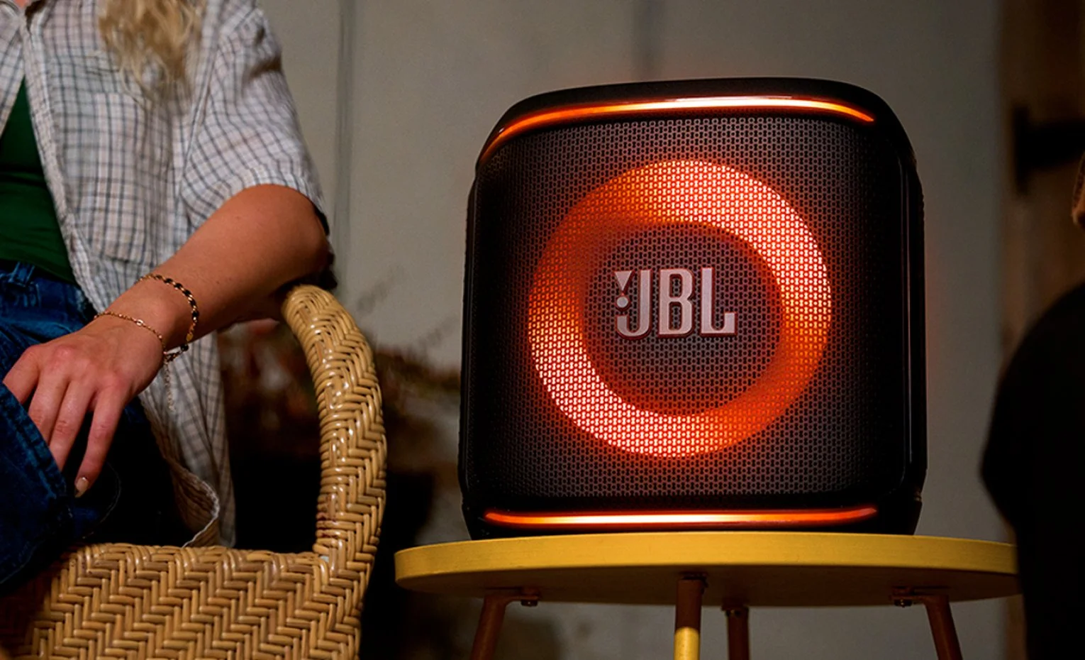 مقایسه اسپیکر پارتی باکس JBL 120 با JBL Encore 2 مقایسه اسپیکر پارتی باکس JBL 120 با JBL Encore 2