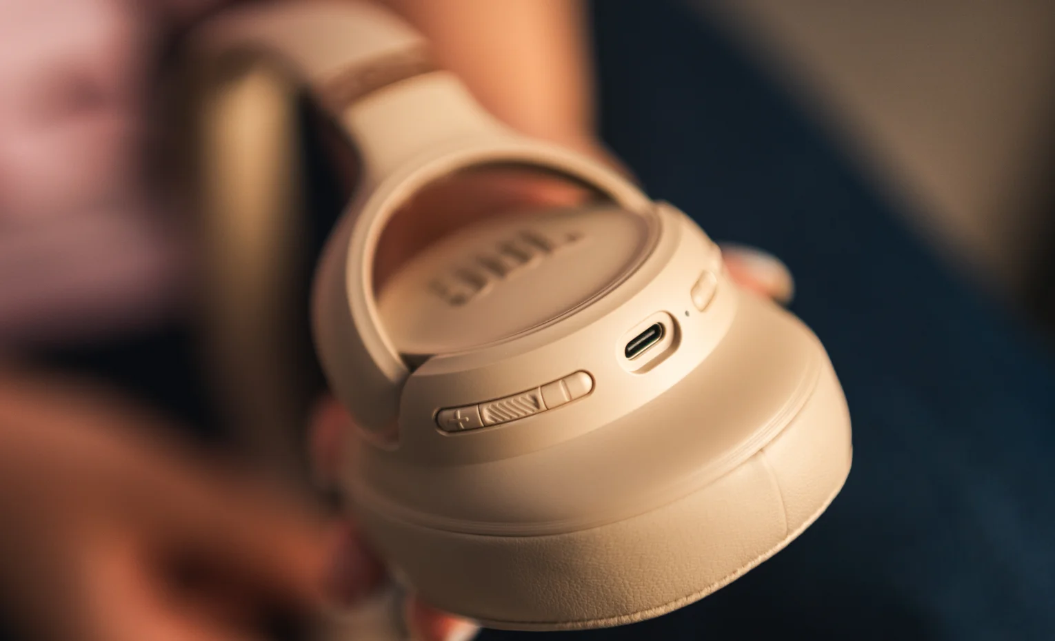 مقایسه هدفون JBL Tune 730BT و Tune 780NC، کدام را بخریم؟ نمای نزدیک دکمهها و درگاه USB-C روی کاپ هدفون کرم JBL