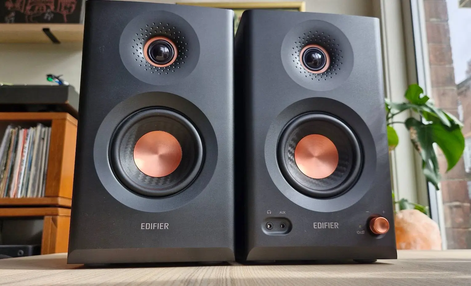 مقایسه اسپیکر Edifier MR5 و MR4، کدام مانیتورینگ بهتر است؟ مقایسه اسپیکر Edifier MR5 و MR4، کدام مانیتورینگ بهتر است؟