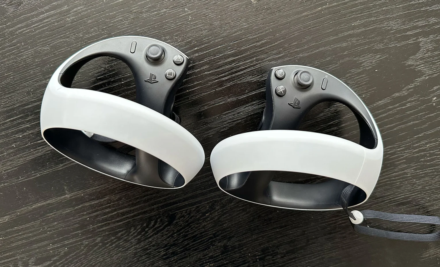 پشتیبانی اپل ویژن پرو از کنترلرهای PSVR2 و عرضه آنها پشتیبانی اپل ویژن پرو از کنترلرهای PSVR2 و عرضه آنها