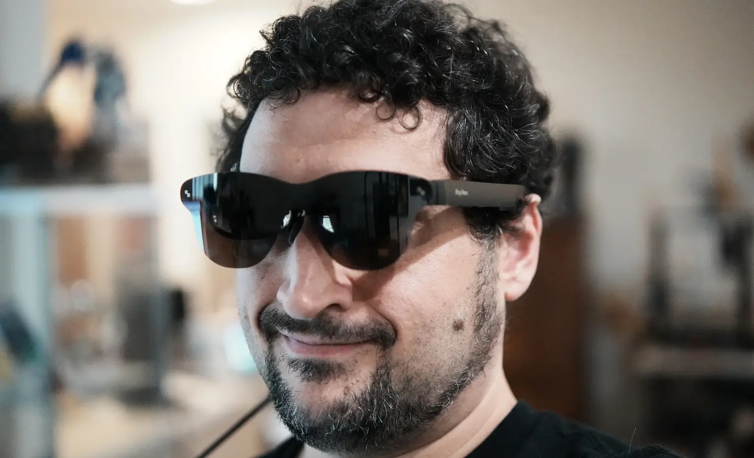 بررسی عینک هوشمند ری نئو Air 3s Pro، نمایشگر شخصی بزرگ بررسی عینک هوشمند ری نئو Air 3s Pro، نمایشگر شخصی بزرگ