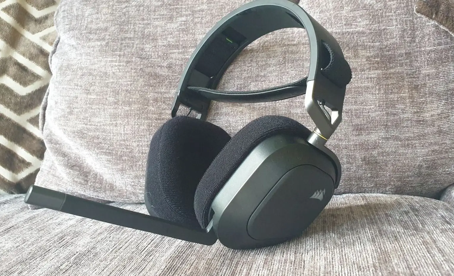 بررسی هدست گیمینگ کورسیر HS80، یک انتخاب خاص برای گیمرها بررسی هدست گیمینگ کورسیر HS80، یک انتخاب خاص برای گیمرها