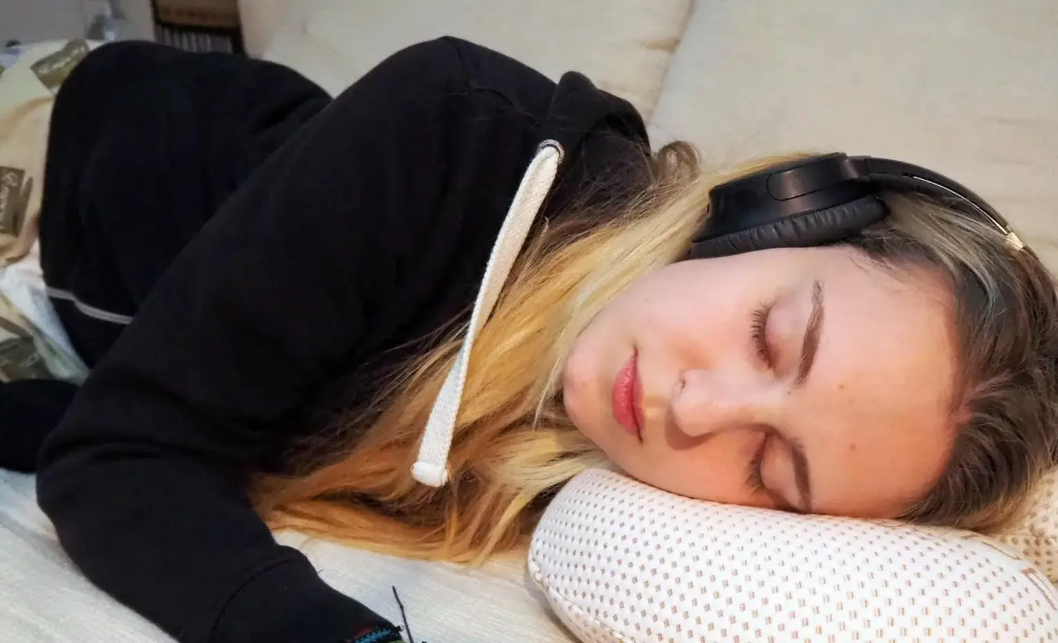 خطرات خوابیدن با هدفون، از کم شنوایی تا عفونت گوش خطرات خوابیدن با هدفون، از کم شنوایی تا عفونت گوش