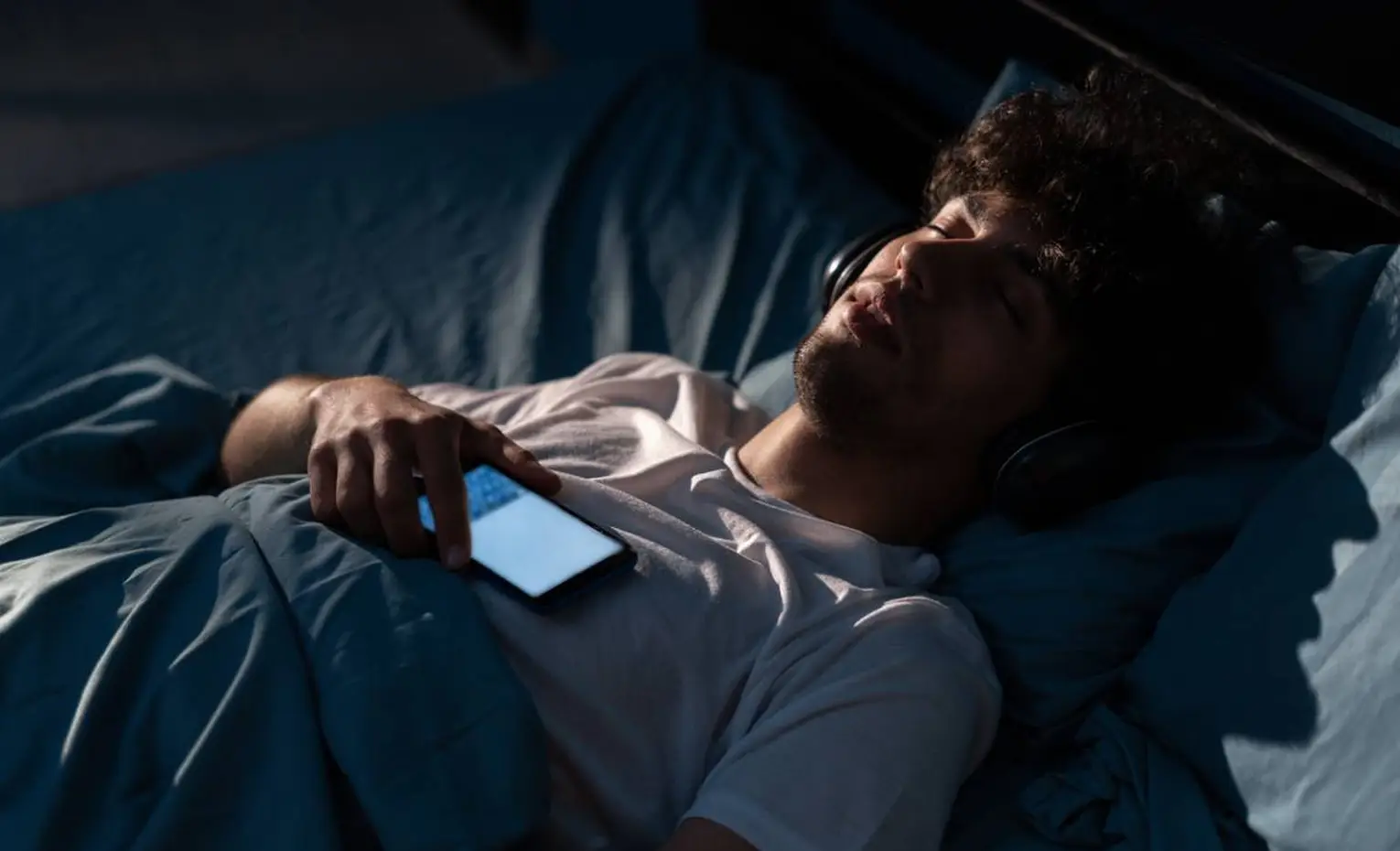 خطرات خوابیدن با هدفون، از کم شنوایی تا عفونت گوش خطرات خوابیدن با هدفون، از کم شنوایی تا عفونت گوش