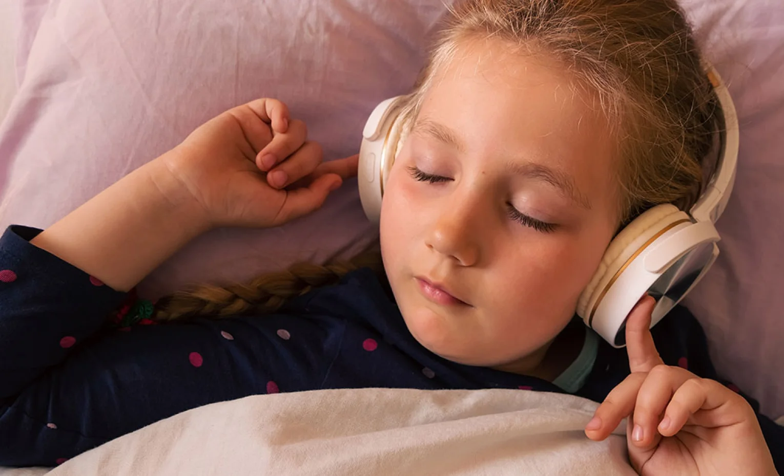 خطرات خوابیدن با هدفون، از کم شنوایی تا عفونت گوش خطرات خوابیدن با هدفون، از کم شنوایی تا عفونت گوش