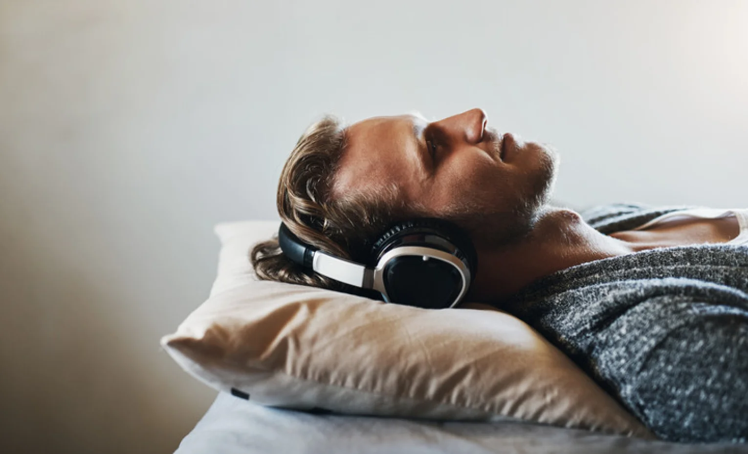 خطرات خوابیدن با هدفون، از کم شنوایی تا عفونت گوش خطرات خوابیدن با هدفون، از کم شنوایی تا عفونت گوش