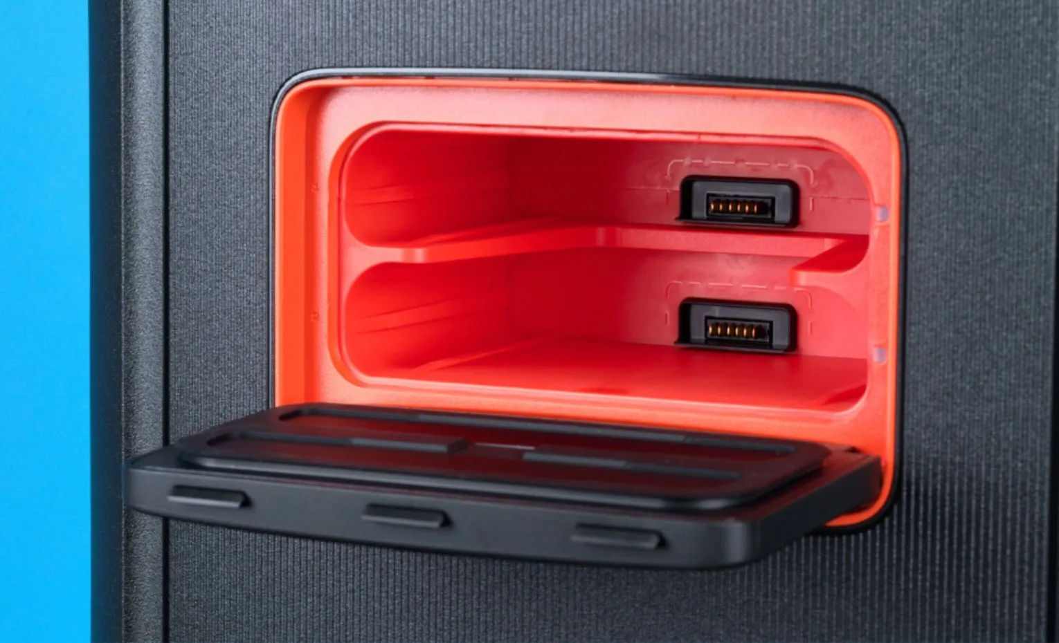 آیا داخل جعبه اسپیکر JBL PartyBox 720 باتری هست؟ آیا داخل جعبه اسپیکر JBL PartyBox 720 باتری هست؟