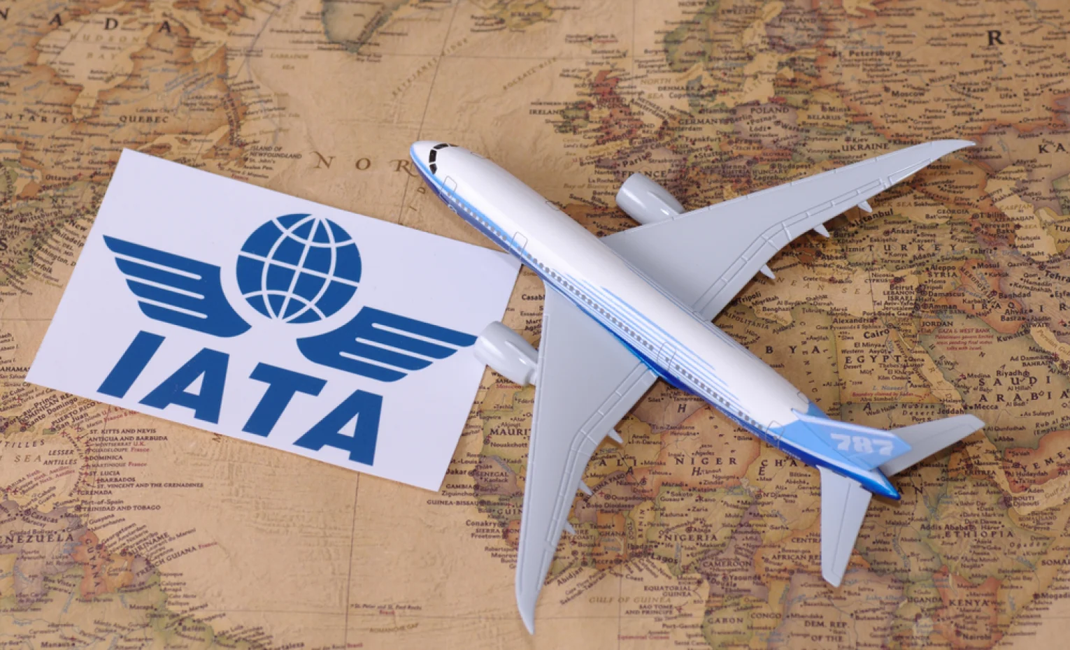 آیا داخل جعبه اسپیکر JBL PartyBox 720 باتری هست؟ آیا داخل جعبه اسپیکر JBL PartyBox 720 باتری هست؟