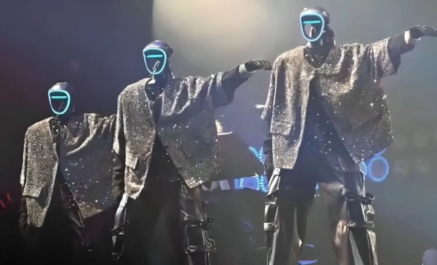 رقص ربات های انسان نما با هوش مصنوعی در کنسرت خواننده چینی رقص ربات های انسان نما با هوش مصنوعی در کنسرت خواننده چینی