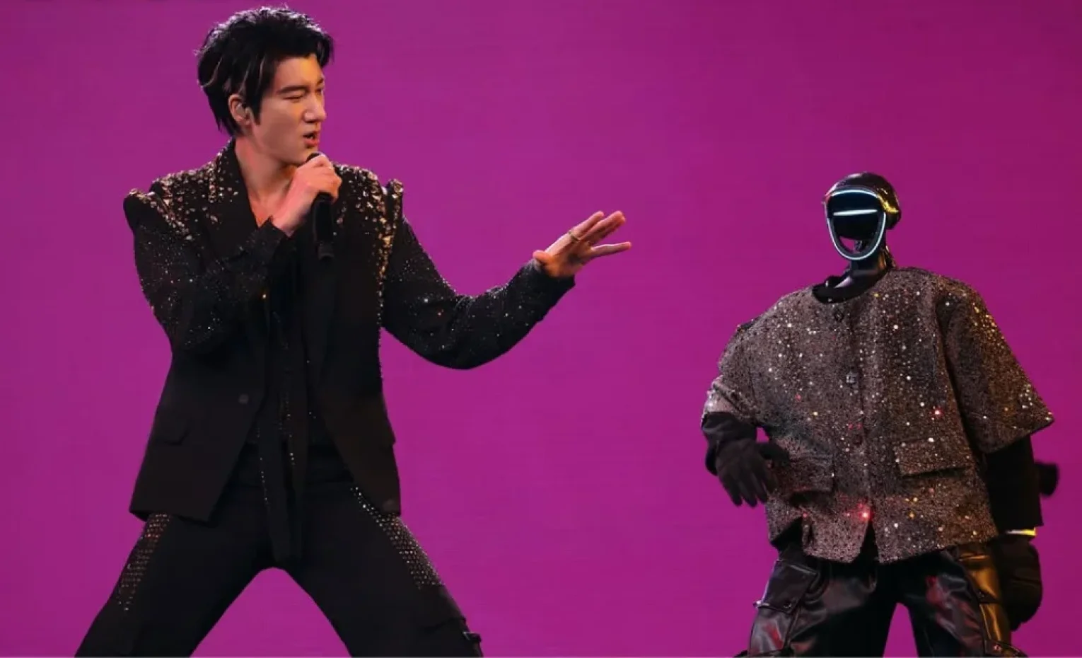 رقص ربات های انسان نما با هوش مصنوعی در کنسرت خواننده چینی رقص ربات های انسان نما با هوش مصنوعی در کنسرت خواننده چینی