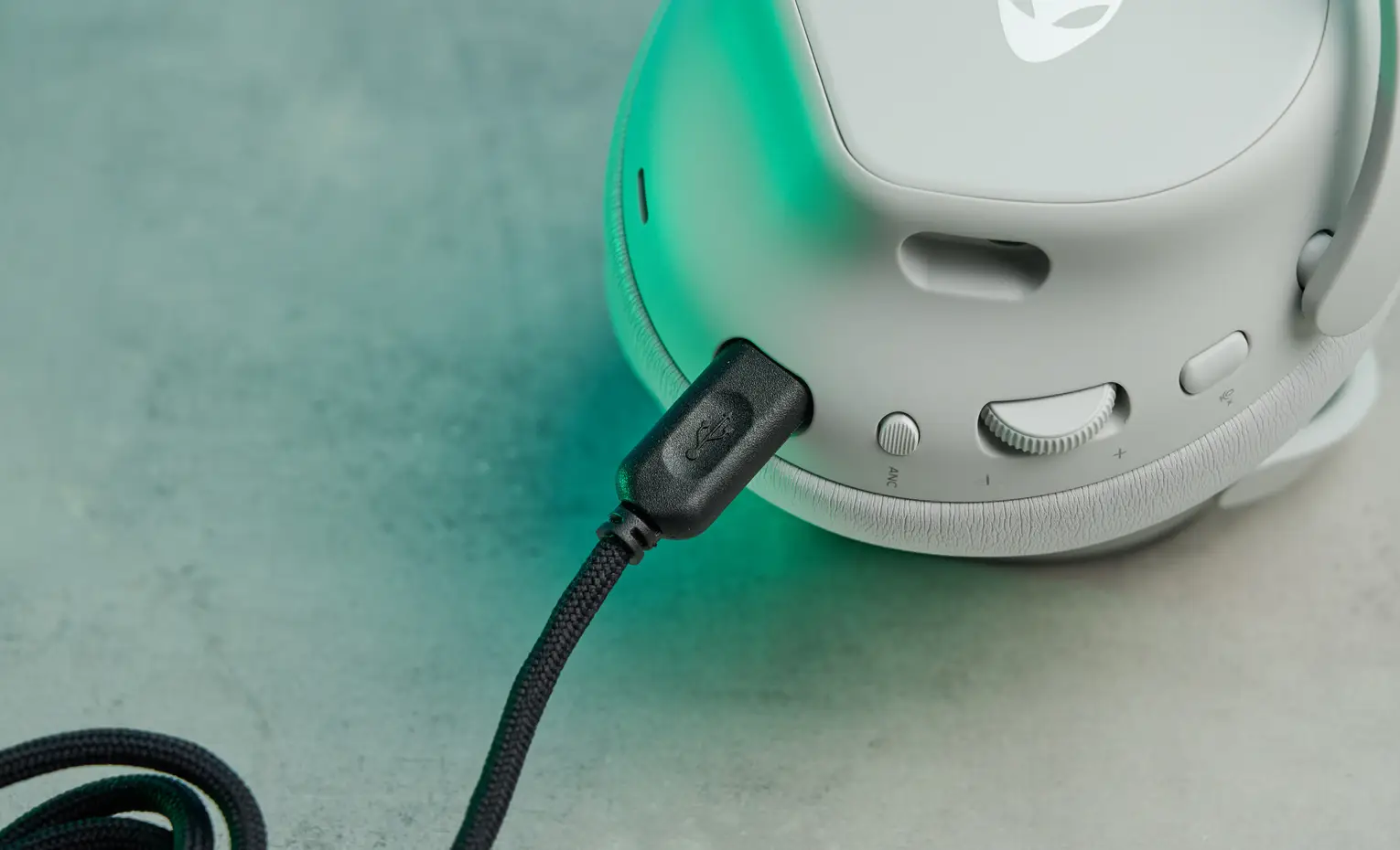 راحتترین هدست گیمینگ Alienware، بررسی کیفیت صدا و راحتی راحتترین هدست گیمینگ Alienware، بررسی کیفیت صدا و راحتی