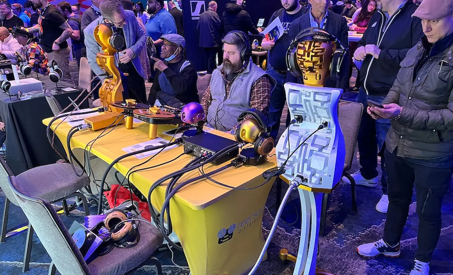 عجیب ترین هدفون ها در کنجم SoCal، مدلهای دستساز تا پرچمدار عجیب ترین هدفون ها در کنجم SoCal، مدلهای دستساز تا پرچمدار