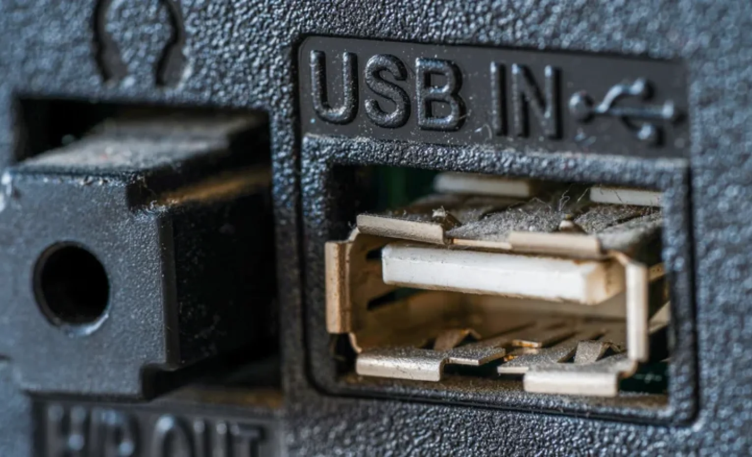 کاربردهای پورت USB تلویزیون، 5 استفاده هوشمندانه و کاربردی کاربردهای پورت USB تلویزیون، 5 استفاده هوشمندانه و کاربردی