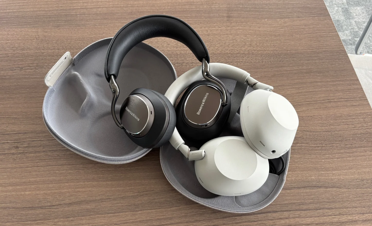 مقایسه هدفون باورز اند ویلکینز PX8 S2 با سونی WH-1000XM6 مقایسه هدفون باورز اند ویلکینز PX8 S2 با سونی WH-1000XM6