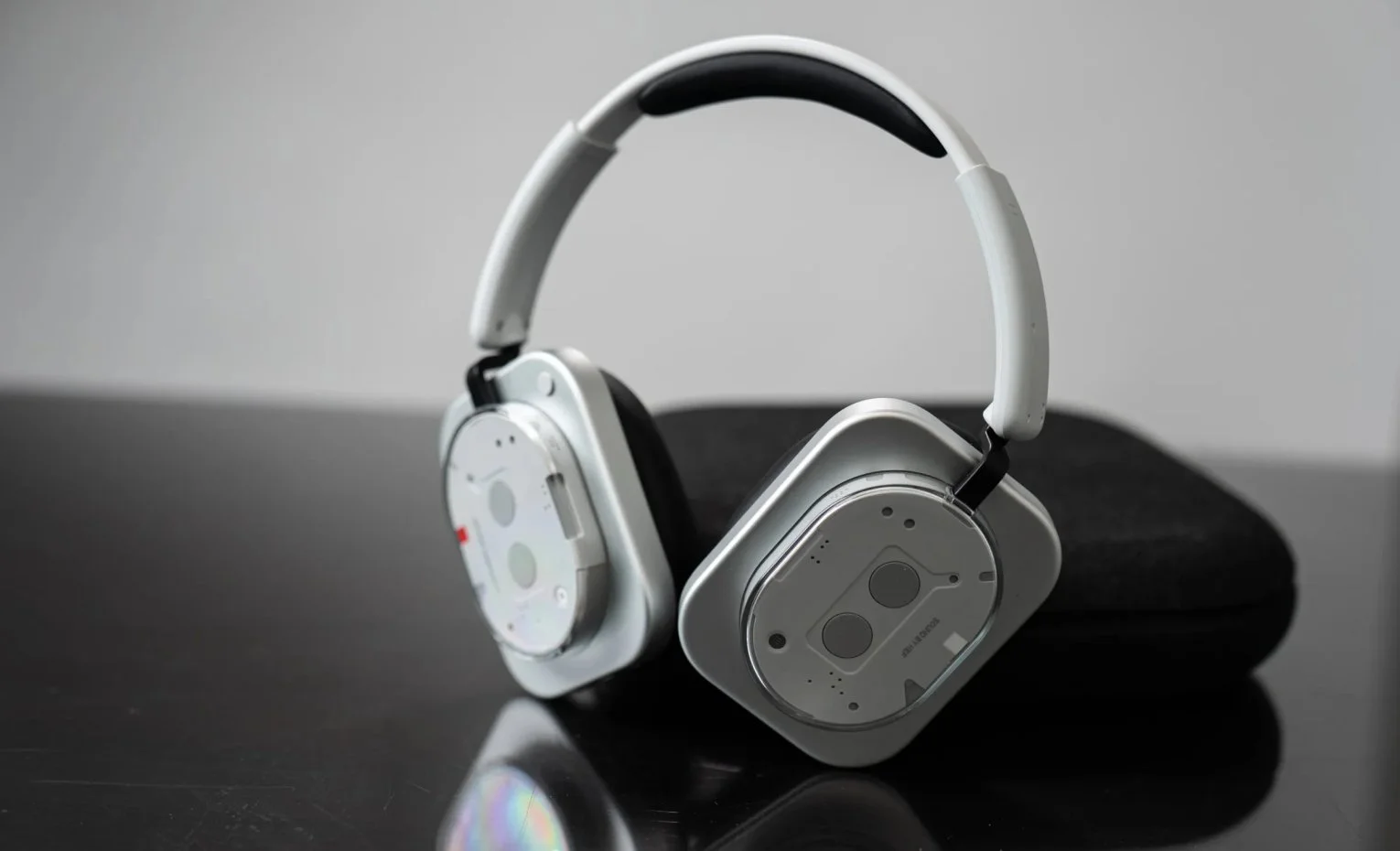 مقایسه هدفون ناتینگ مدل Headphone 1 با بیتس مدل Studio Pro مقایسه هدفون ناتینگ مدل Headphone 1 با بیتس مدل Studio Pro