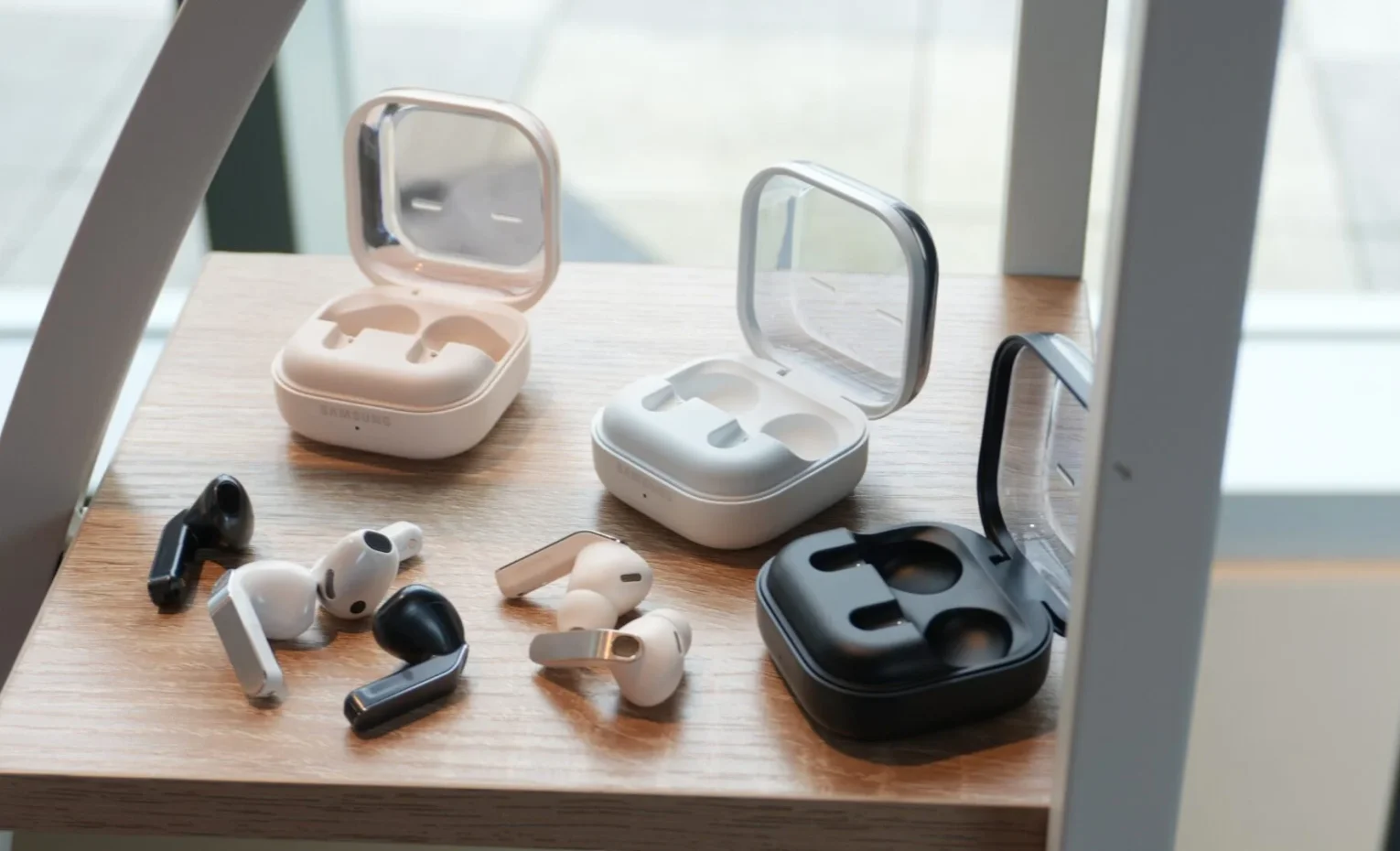 مقایسه گلکسی بادز 4 و گلکسی بادز 4 پرو، کدام بهتر است؟ مقایسه گلکسی بادز 4 و گلکسی بادز 4 پرو، کدام بهتر است؟