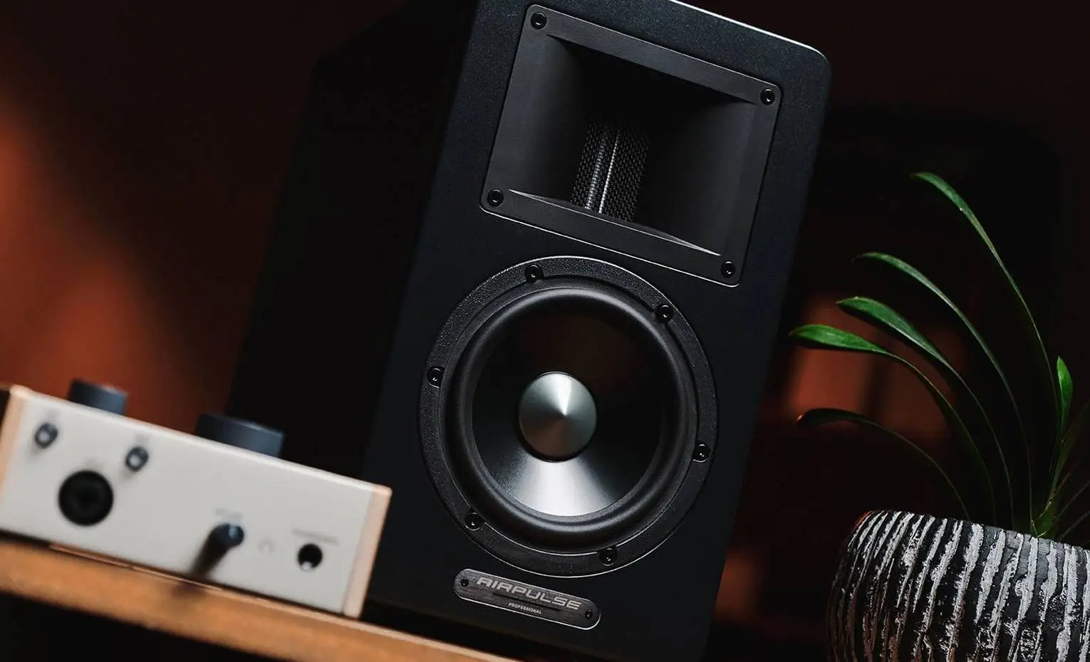 مقایسه اسپیکر هارمن کاردن Aura Studio 5 با ادیفایر SM200 مقایسه اسپیکر هارمن کاردن Aura Studio 5 با ادیفایر SM200