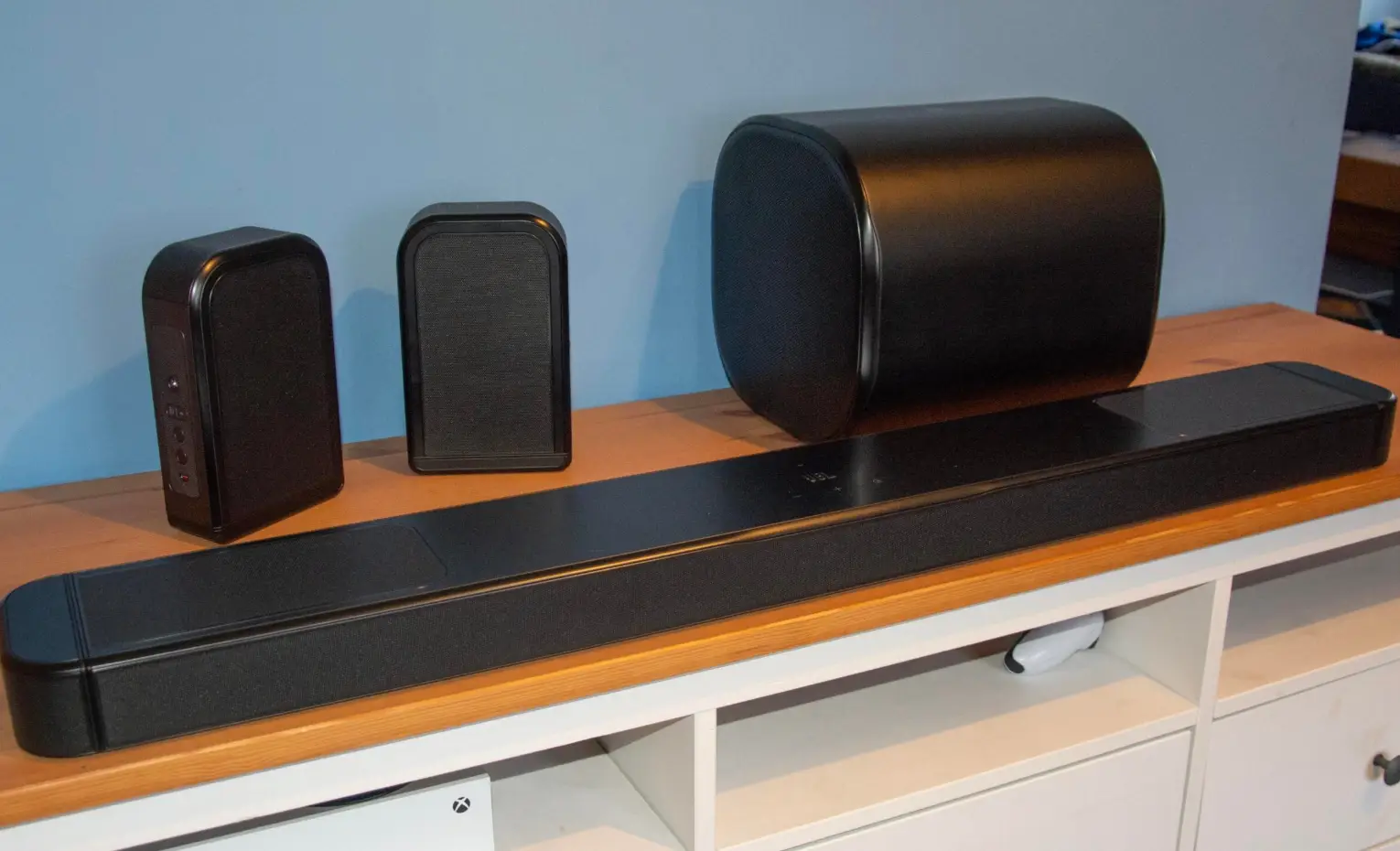 تست ساندبار قبل از خرید؛ راهنمای شنیدن و مقایسه مجموعه ساندبار JBL با دو اسپیکر جداشدنی و سابووفر روی میز
