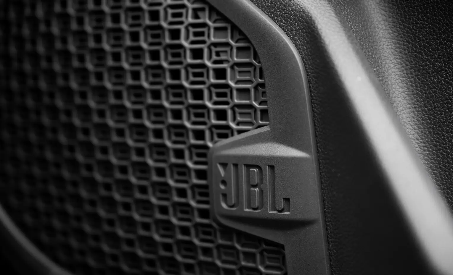 اسپیکر JBL در خودروهای Toyota چه اجزایی دارد؟ راهنمای کامل اسپیکر JBL در خودروهای Toyota چه اجزایی دارد؟ راهنمای کامل