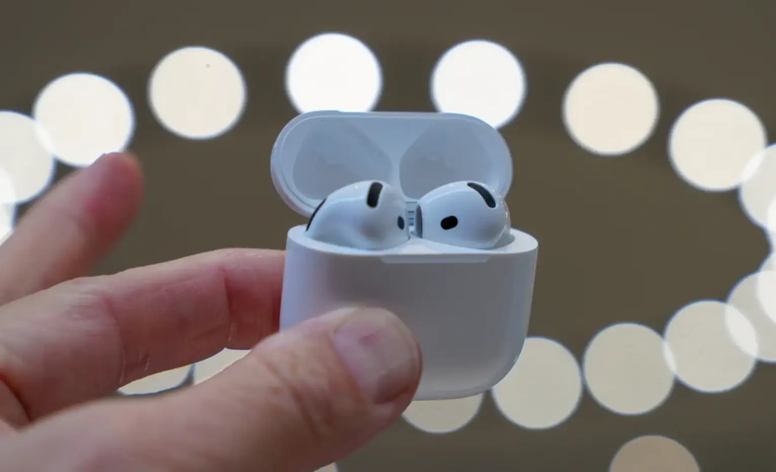 مقایسه AirPods 5 استاندارد با نسخه کیس بیسیم مقایسه AirPods 5 استاندارد با نسخه کیس بیسیم