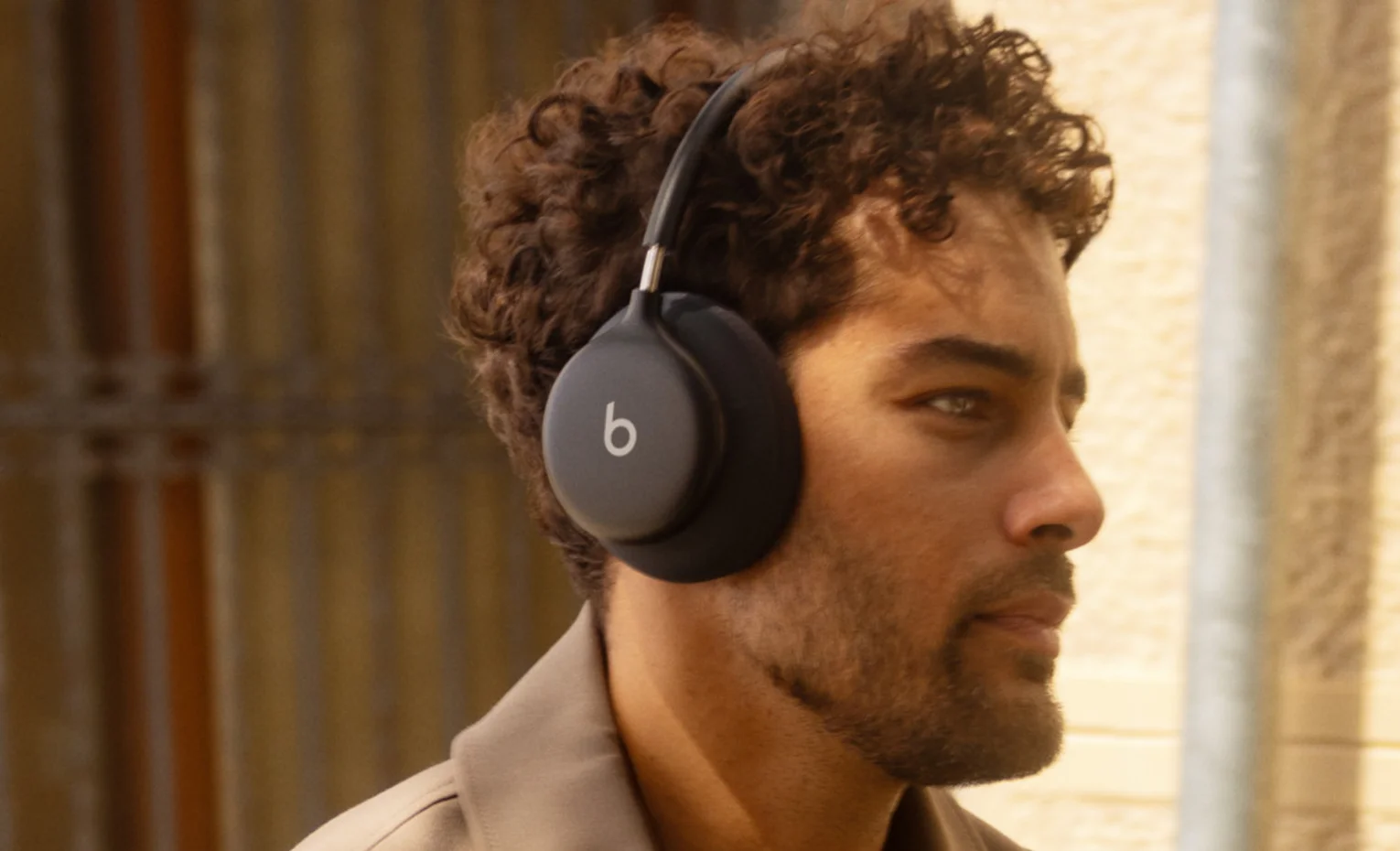 مقایسه بیتس 360 و ناتینگ Headphone (1) Pro، انتخاب بهتر مقایسه بیتس 360 و ناتینگ Headphone (1) Pro، انتخاب بهتر