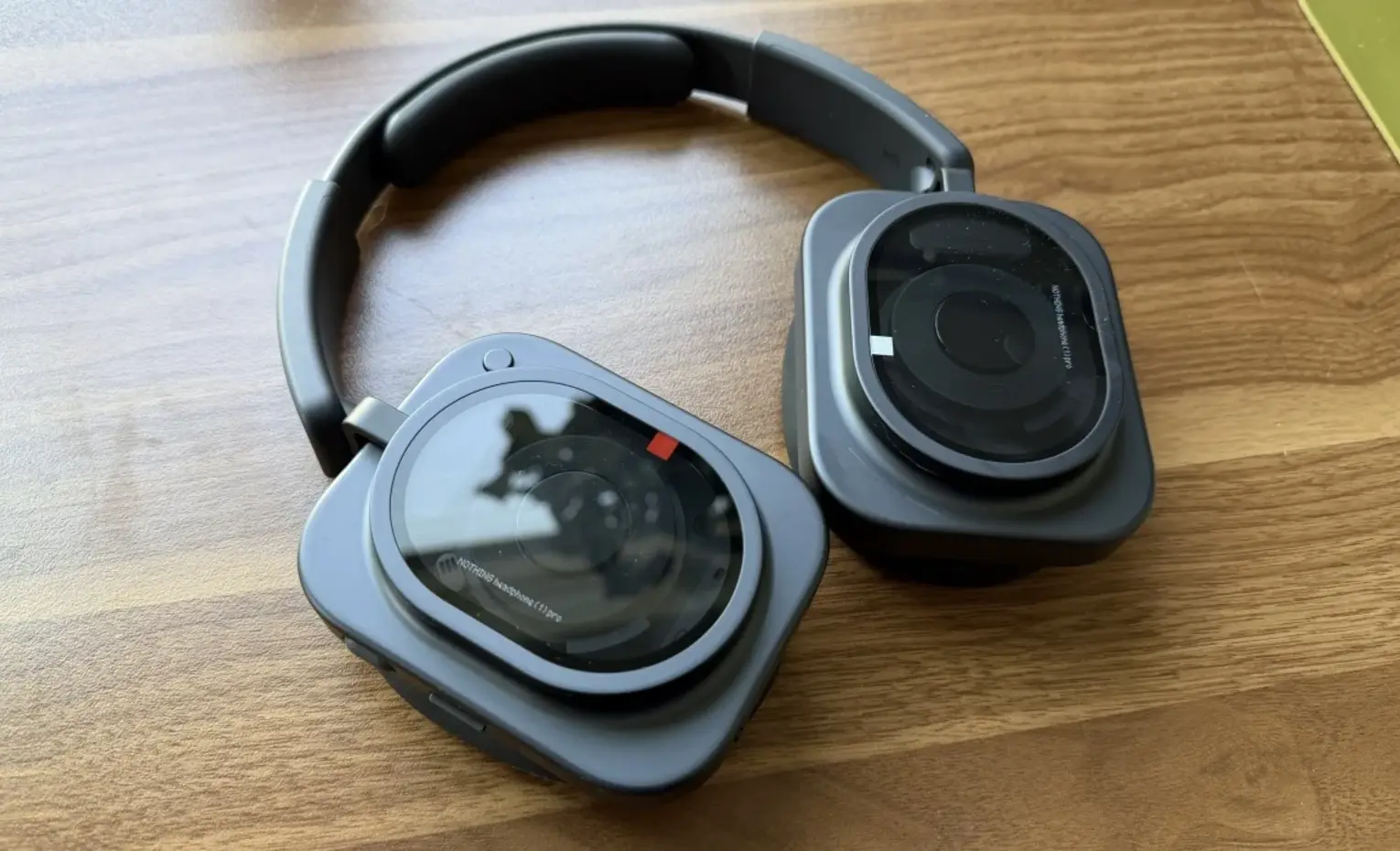 مقایسه بیتس 360 و ناتینگ Headphone (1) Pro، انتخاب بهتر مقایسه بیتس 360 و ناتینگ Headphone (1) Pro، انتخاب بهتر