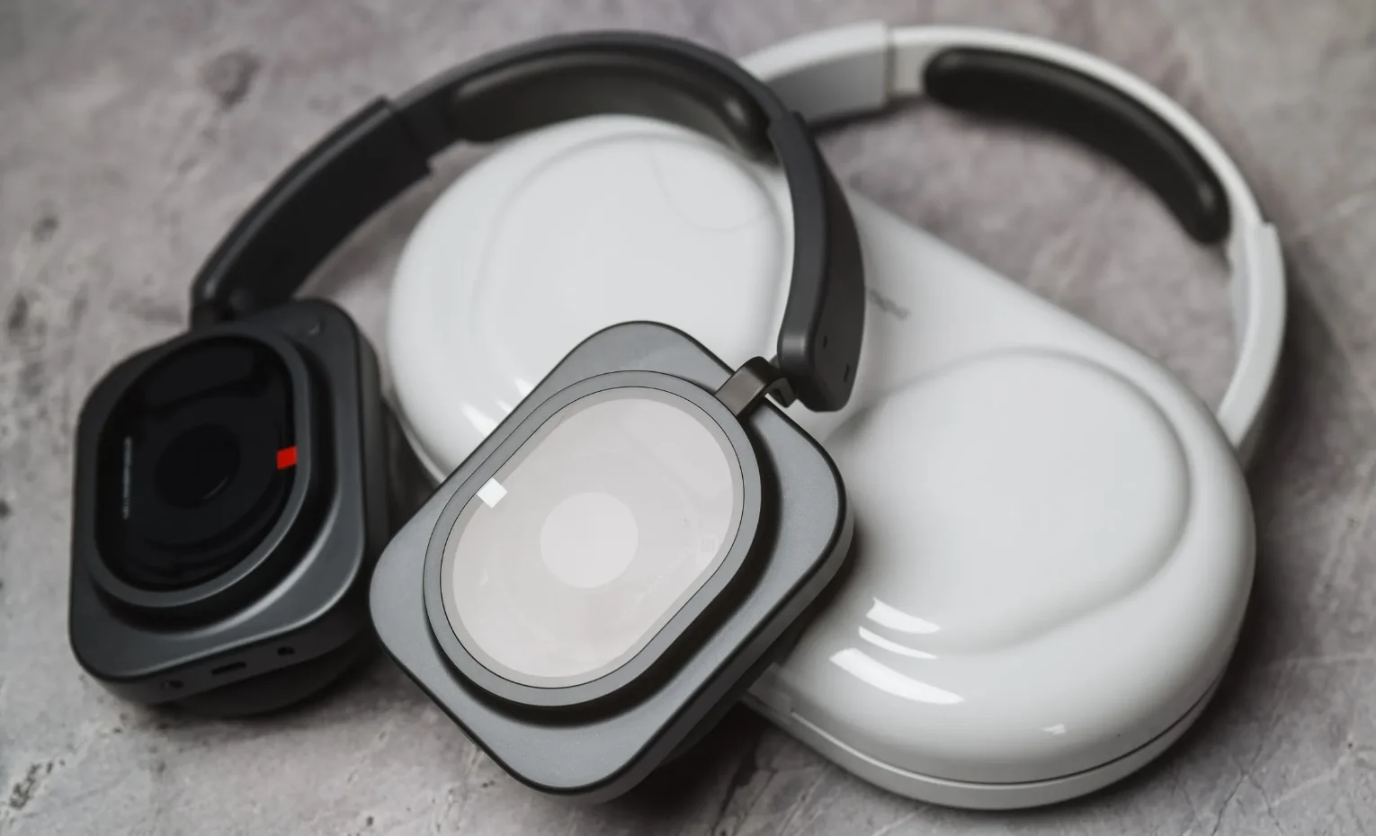 مقایسه بیتس 360 و ناتینگ Headphone (1) Pro، انتخاب بهتر مقایسه بیتس 360 و ناتینگ Headphone (1) Pro، انتخاب بهتر