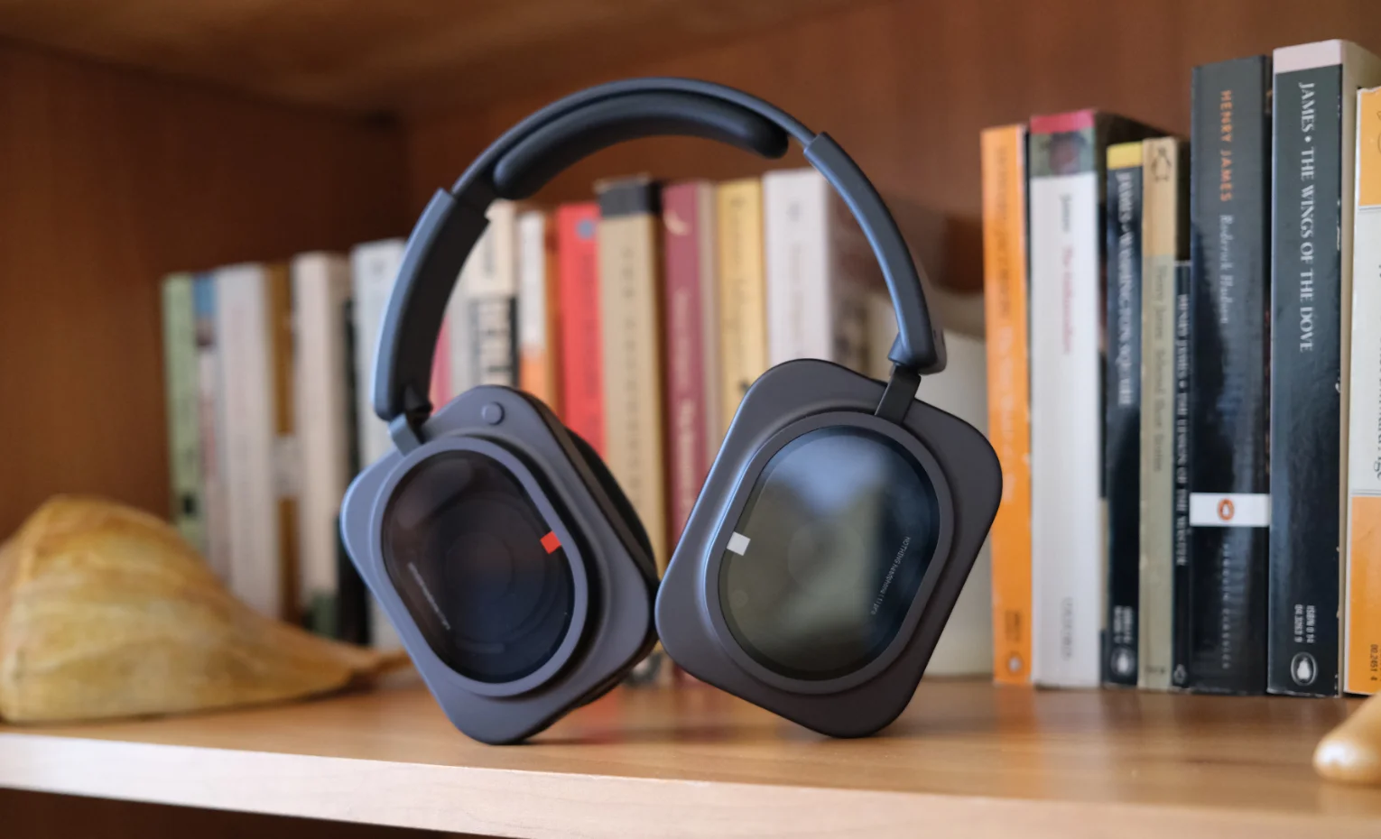 مقایسه بیتس 360 و ناتینگ Headphone (1) Pro، انتخاب بهتر مقایسه بیتس 360 و ناتینگ Headphone (1) Pro، انتخاب بهتر