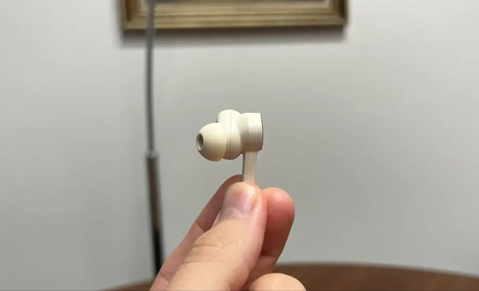 صدای سوت Beoplay EX، بررسی علت و تمیز کردن میکروفون صدای سوت Beoplay EX، بررسی علت و تمیز کردن میکروفون
