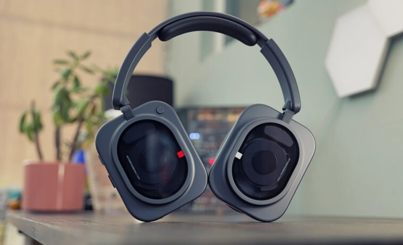 مقایسه هدفون سونی WH-1000XM6 با ناتینگ Headphone (1) Pro هدفون مشکی ناتینگ روی میز مقابل تجهیزات رایانه