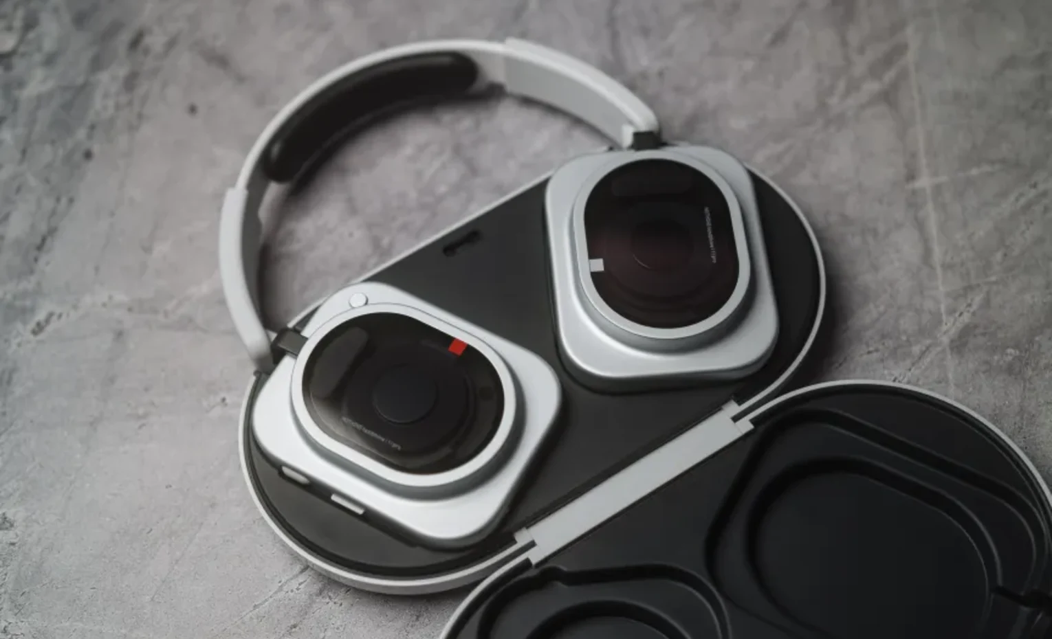 مقایسه هدفون ناتینگ Headphone 1 Pro با ایرپاد مکس 2 مقایسه هدفون ناتینگ Headphone 1 Pro با ایرپاد مکس 2