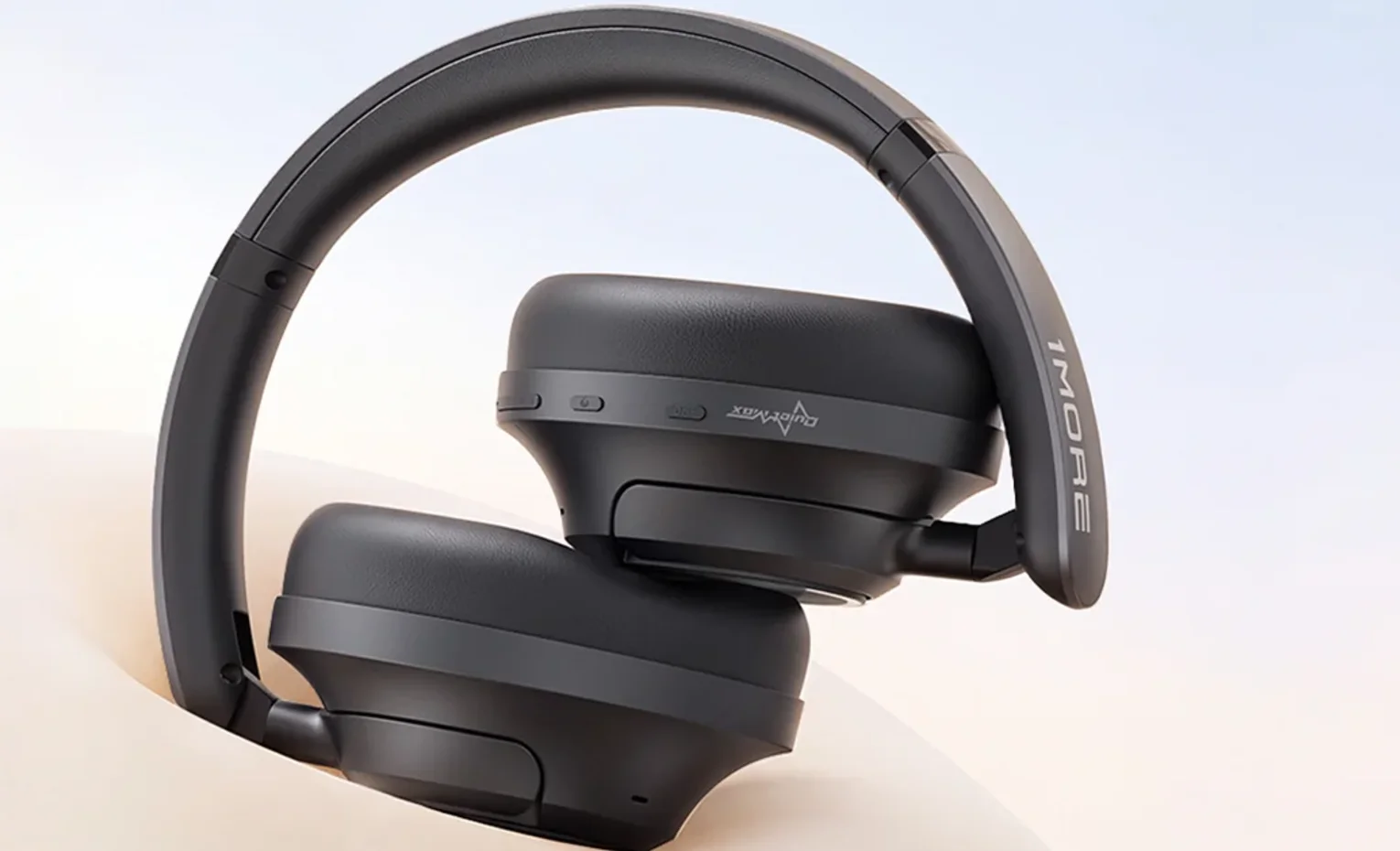 هدفون 1MORE HQ60؛ دو درایور، حذف نویز و شرایط باتری نمای نزدیک هدفون مشکی 1MORE و دکمههای روی کاپ