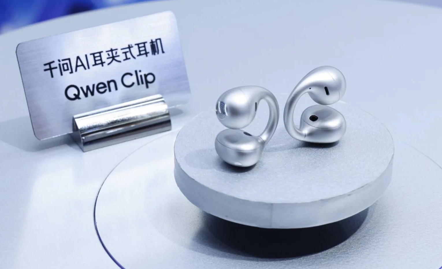 عینک هوشمند علی بابا N1 و هندزفری Qwen Clip با همکاری بوز عینک هوشمند علی بابا N1 و هندزفری Qwen Clip با همکاری بوز