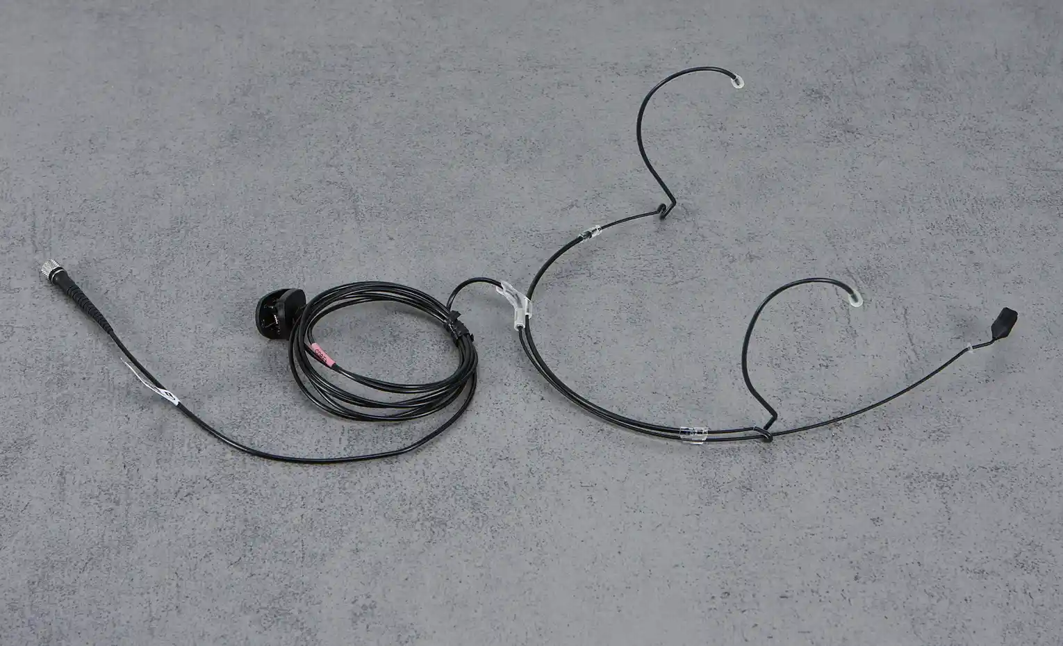 DPA 6388، میکروفون هدستی برای حرکت روی صحنه میکروفون هدستی مشکی DPA 6388 همراه کابل جمعشده