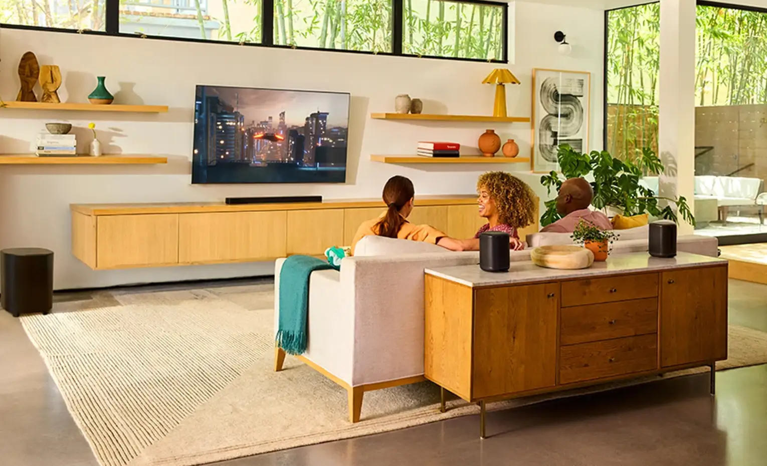 اسپیکر جی بی ال Cove M1؛ بررسی امکانات و کیفیت صدا دو اسپیکر JBL در چیدمان اتاق نشیمن همراه تلویزیون