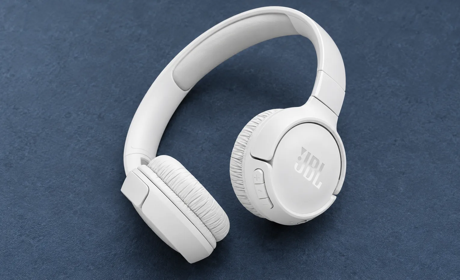 زرد شدن هدفون سفید؛ قبل از خرید چه بدانیم؟ هدفون سفید JBL روی زمینه آبی