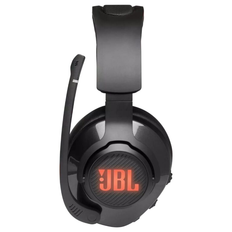 عکس هدفون JBL Quantum 400 مشکی از کنار، با میکروفون بالا‌رفته و نورپردازی نارنجی