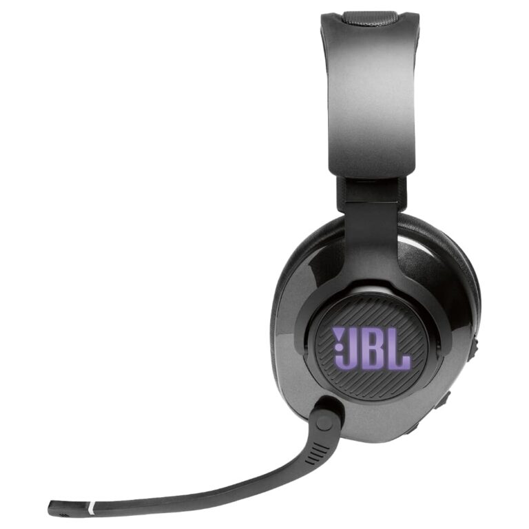 عکس هدفون JBL Quantum 400 مشکی از کنار، با میکروفون پایین‌آمده و نورپردازی بنفش
