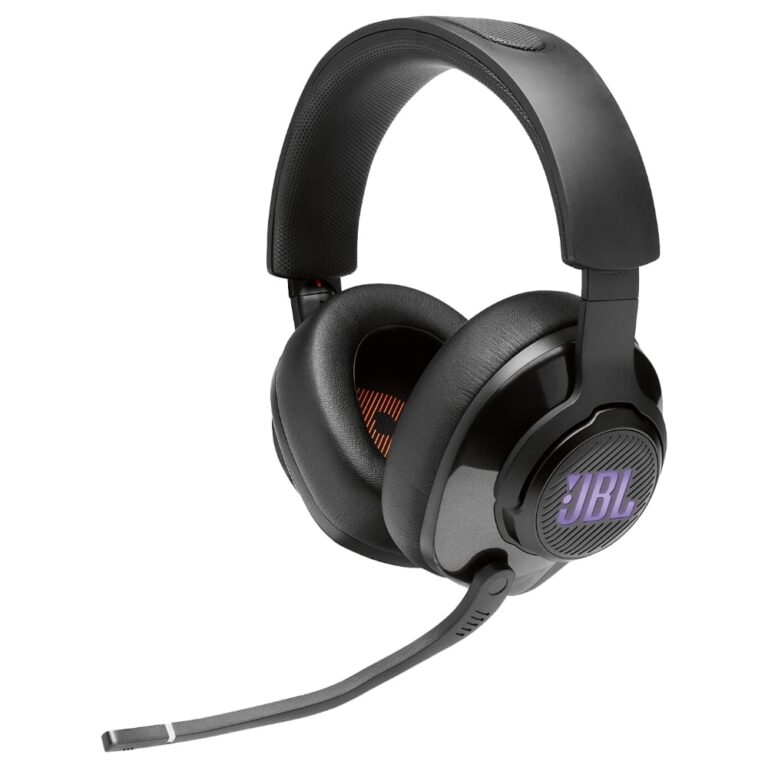 عکس هدفون JBL Quantum 400 مشکی از زاویهٔ روبه‌رو، با میکروفون و نورپردازی بنفش