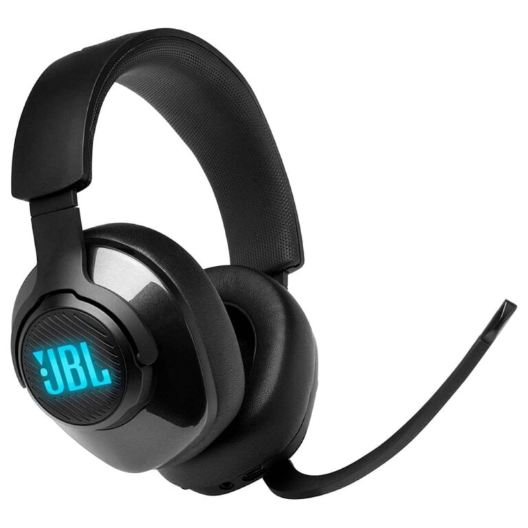 عکس هدفون JBL Quantum 400 مشکی از زاویه، با میکروفون بالا‌رفته و نورپردازی فیروزه‌ای