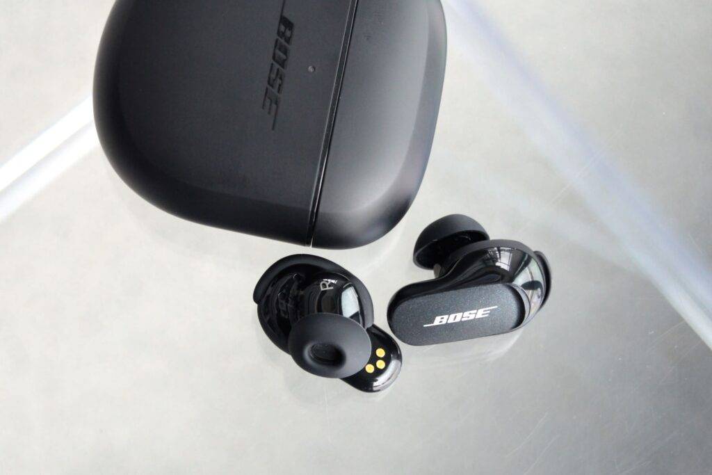 Apple AirPods Pro 2 و Bose QuietComfort Earbuds II