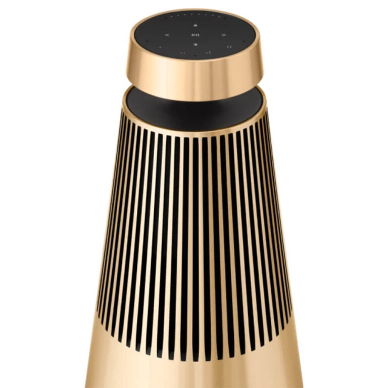 عکس اسپیکر Bang & Olufsen Beosound 2 طلایی، نمای نزدیک بخش بالایی و پنل کنترل از زاویهٔ بالا