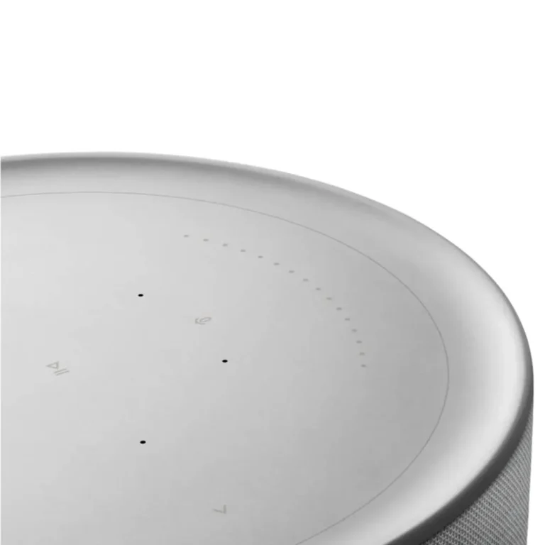 عکس اسپیکر Bang & Olufsen BEOSOUND BALANCE، نمای نزدیک لبه و دکمه‌های پنل نقره‌ای بالای بدنه