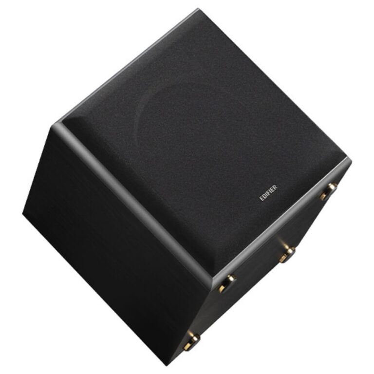 عکس ساب‌ووفر Edifier M601DB مشکی از زاویه، با پایه‌های زیر بدنه