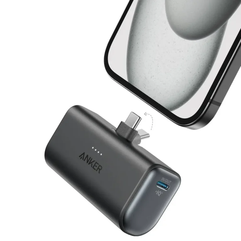 عکس پاوربانک Anker A1653 خاکستری تیره کنار گوشی، با کانکتور USB-C تاشو