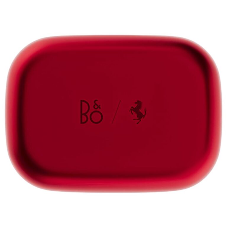 عکس کیس شارژ قرمز هندزفری Bang & Olufsen Beoplay EX نسخهٔ Ferrari با درِ بسته از بالا